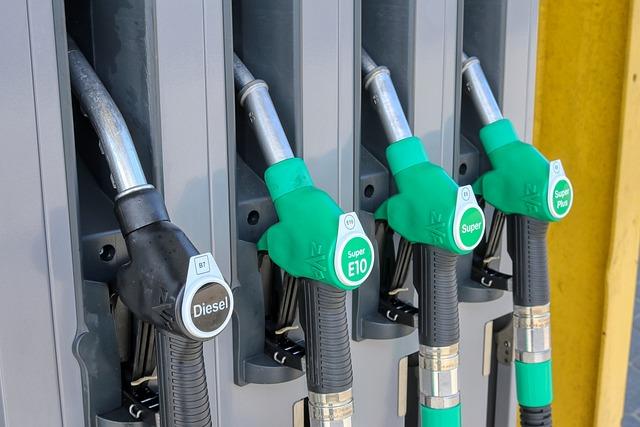 Kdy použít slovo „fuel“ namísto „gasoline“ či jiných synonym?
